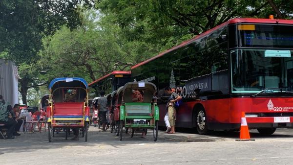 pencarik becak-1 Acara ngunduh mantu putra Presiden Jokowi, Kaesang Pangarep dengan Erina Gudono, turut melibatkan penarik becak. (Jonathan Simanjuntak/MNC Portal)