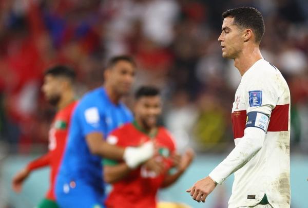 Raut kecewa tampak di wajah Cristiano Ronaldo usai timnya Portugal dikalahkan 0-1 melawan Maroko pada laga perempat final Piala Dunia 2022 di Stadion Al Thumama, Doha, Qatar, Sabtu (10/12). (Foto: REUTERS)