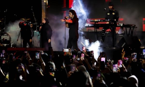 DEWA19 WMM Grup musik Dewa 19 Ft. Marcello Tahitoe saat tampil membawakan lagu yang pernah hits di era 90an. (Foto: MPI/Faisal Rahman))