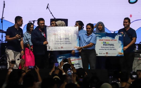 PEMENANG WMM FEST Senior Vice President Bank Mandiri Rudi As Aturridha (ketiga kiri) saat menyerahkan hadiah secara simbolik kepada mama Anna fasilitator dari rumah BUMN Kupang. (Foto: MPI/Faisal Rahman)).