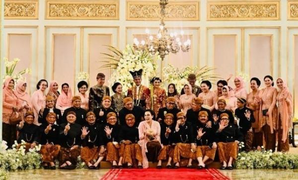 sm kebaya Momen Menkeu Sri Mulyani berkebaya ikutan jongkok bareng menteri laki-laki di depan Kaesang-Erina. Foto: IG Sri Mulyani