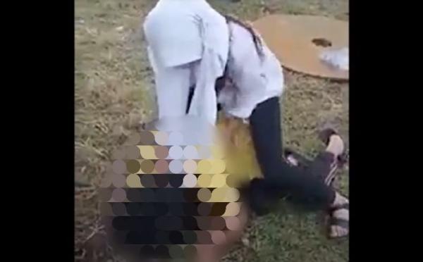 WhatsApp Image 2022 12 13 At 09 26 11 Tangkapan layar aksi bullying siswi SMP Negeri 23 Kerinci, Jambi. (Foto: Kapior Gandi)