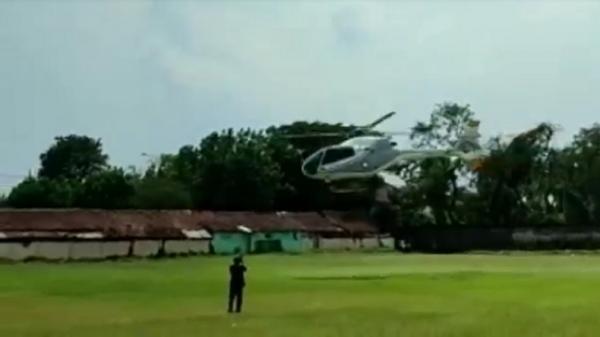 Helikopter darurat Helikopter mendarat darurat di belakang Pasar Ranggeh, Kabupaten Pasuruan, Jawa Timur. (Jaka Samudra).
