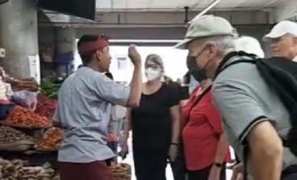Wisatawan Asing Pasar Badung Orang Bali umumnya bisa berbahasa Inggris. (Foto: ANTARA)