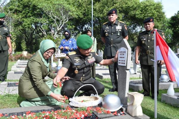 Jenderal Dudung Kepala Staf Angkatan Darat (KSAD) Jenderal TNI Dudung Abdurachman berziarah ke Taman Makam Pahlawan, Kalibata, Jakarta Selatan. (Foto: Ist)