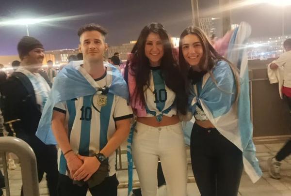 Timnas Argentina memastikan diri melaju ke final Piala Dunia 2022. Meski begitu, sejumlah fans Tim Tango masih ragu Lionel Messi cs bisa menjuarai ajang empat tahunan ini. (Foto: MPI/Abdul Haris)