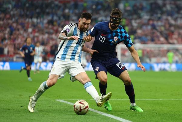 Gvardiol membanyangi messi Gvardiol keteteran melawan magis Lionel Messi padahal di laga-laga sebelumnya tampil menawa. (foto: REUTERS).