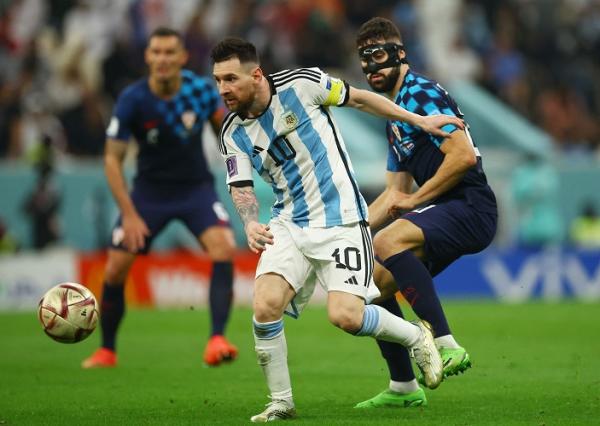 Lionel Messi Lionel Messi benar-benar membuat bek Kroasia kalang kabut menjaganya di semifinal Piala Dunia 2022. Salah satu momen terjadi saat gol ketiga Argentina. (foto: REUTERS).