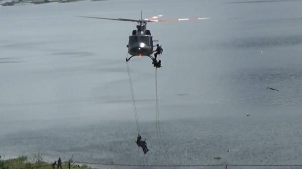 TAIPUR1 Prajurit Taipur Kostrad menyergap KKB dari berbagai penjuru, darat, air, dan udara. (FOTO: iNews/IRWAN)