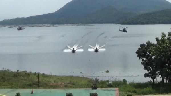 TAIPUR2 Prajurit Taipur Kostrad menyerbu markas KKB dari perairan Waduk Jatiluhur. (FOTO: iNews/Irwan)