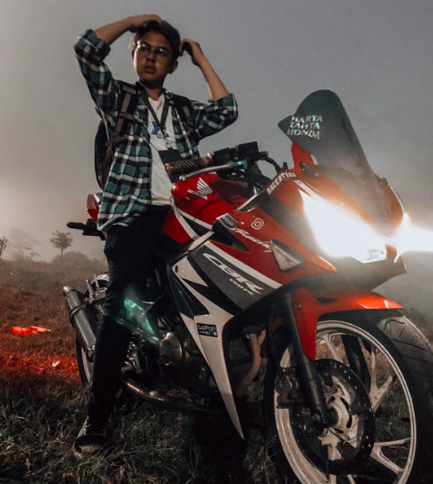 Artis cilik Baim kini beranjak jadi remaja yang gagah. 