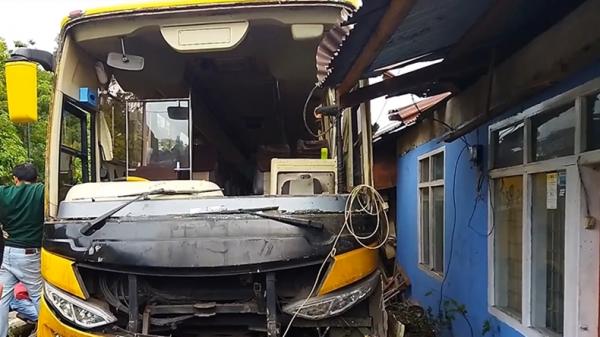 Bus Tabrak rumah-2 Bus pariwisata menabrak tiga bangunan di Tanah Datar, Sumatera Barat. (Agung Sulistyo/MNC Portal)