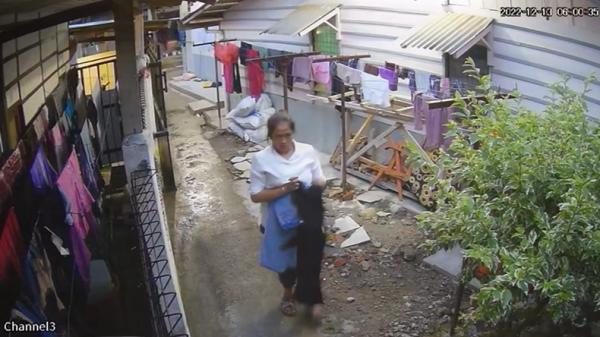 Perempuan yang terekam CCTV mencuri jemuran warga Bukittinggi. Aksinya terekam CCTV (Wahyu Sikumbang/MNC Portal)