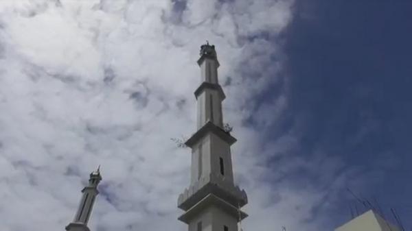 Menara Masjid Perempuan melompat dari menara masjid di Pangkep, Sulsel, Kamis (15/12/2022). (Foto: Udin Syahruddin).