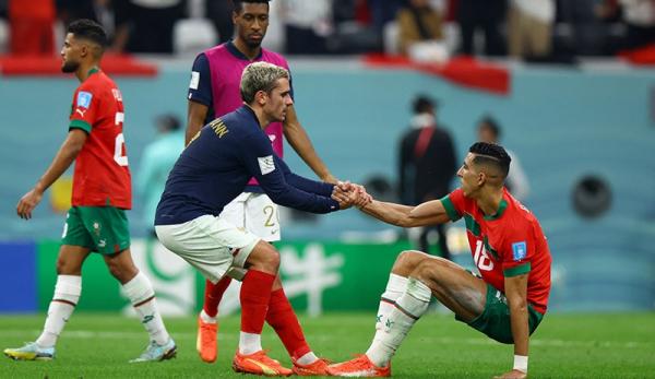 Timnas Maroko kalah di semifinal Piala Dunia 2022 dari Prancis dengan skor 0-2, Kamis (15/12/2022) dini hari WIB. Meski demikian Hakim Ziyech cs tetap sujud. (Foto: REUTERS/Carl Recine)