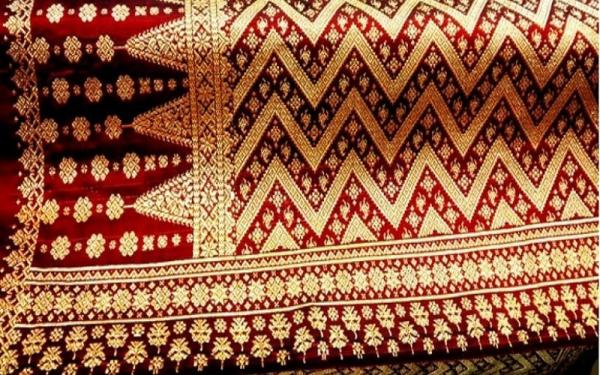 Songket Kerajinan tangan yang terkenal di Sumatera Selatan salah satunya Songket. (Foto: Ist)