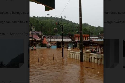 Banjir bandang terjadi di Sukanagara, Cianjur, Jumat (16/12/2022). (Foto: MPI/Ricky Susan)
