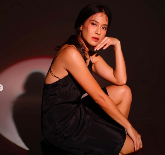 Potret cantik Dian Sastro berdandan ala cewek mamba. 