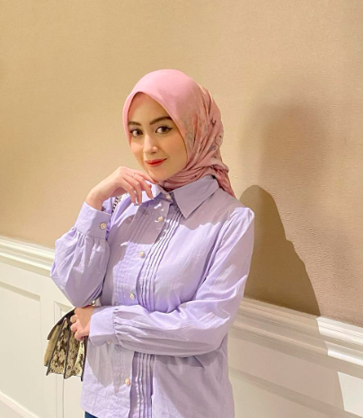 Artis cantik ini memutuskan berhijab di usia 20 tahunan. (Foto: instagram)