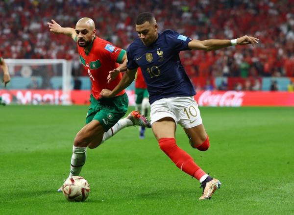 amrabat Sofyan Amrabat saat menghentikan Kylian Mbappe (foto: Reuters)