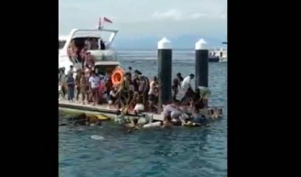 Tangkapan layar penumpang tercebur ke laut di Nusa Penida. (Foto: Juliarsana Juli)