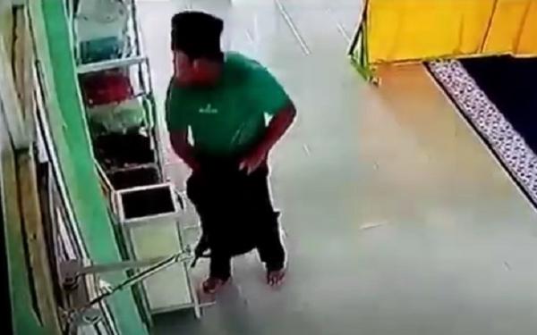 Video Bobol Kotak Amal Rekaman CCTV pencurian kotak amal masjid di Bangka Belitung. (Foto: iNewsTV/Haryanto)
