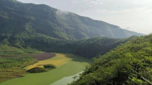 Gunung Galunggung Polisi menunjukkan tebing Gunung Galunggung yang longsor. (FOTO: ANTARA)