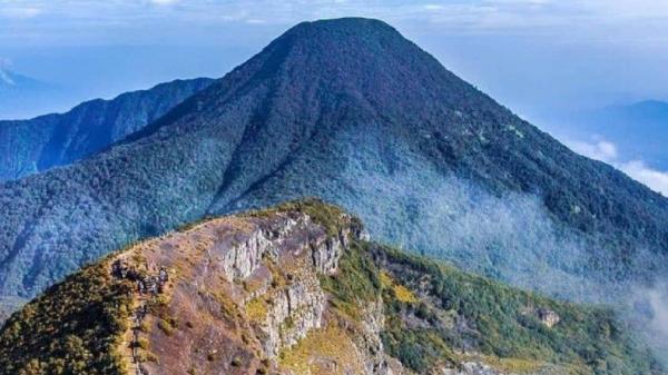 Gunung Gede Tim rescue Basarnas Bandung berhasil mengevakuasi 9 pendaki yang dua hari hilang kontak di Gunung Gede Pangrango, Cianjur. (FOTO: Humas Basarnas Bandung)