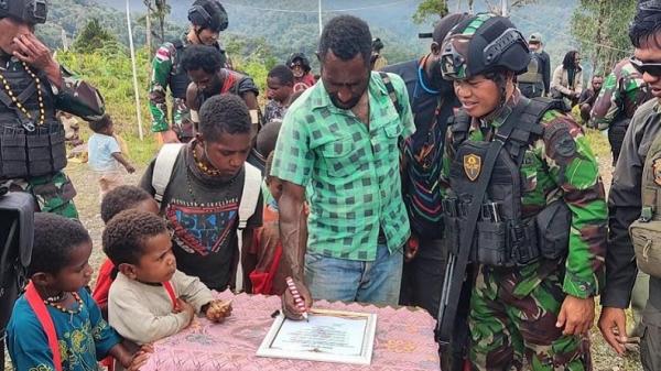 Anggota KKB dan masyarakat puncak jaya setia NKRI Anggota KKB dan masyarakat Kampung Tirineri, Distrik Yambi, Kabupaten Puncak Jaya, Papua Tengah usai ucap setia ke NKRI. (Foto : iNews/Edy Siswanto)