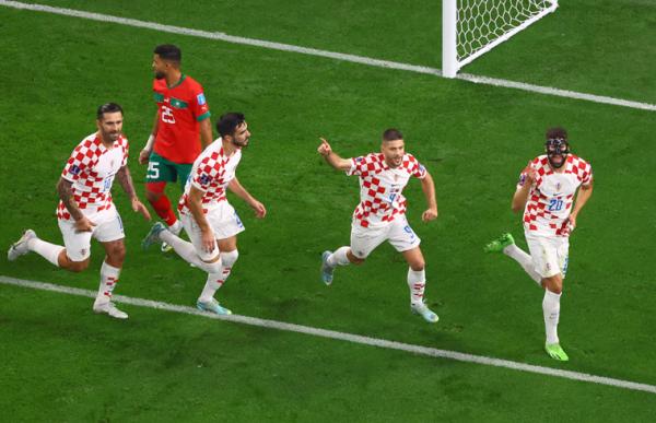 Drama 3 gol terjadi saat Timnas Kroasia vs Maroko pada babak pertama perebutan peringkat ketiga Piala Dunia 2022 di Khalifa International Stadium (Foto:  REUTERS/Fabrizio Bensch)