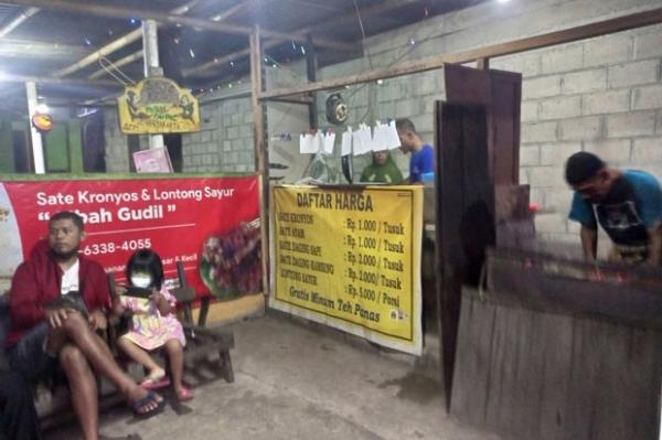 Sate Kronyos Mbah Gundil Sate Kronyos Mbah Gudil, rekomendasi Kuliner murah dan nikmat di Yogyakarta. (Foto: MPI Yohanes Demo)