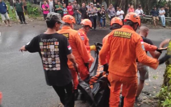 Truk Terguling Jimbaran Basarnas Bali mengevakuasi korban tewas truk terguling di Jimbaran, Bali, Jumat (16/12/2022). (Foto: Basarnas Bali)