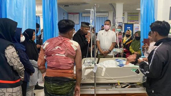 Kapolresta Banjarmasin-1 Kapolresta Banjarmasin, Kombes Pol Sabana A Martosumito (peci) saat menjenguk anggotanya Aiptu Iwan di rumah sakit. Iwan menjadi korban kebakaran dan harus dirawat di rumah sakit (Humas Polresta Banjarmasin)