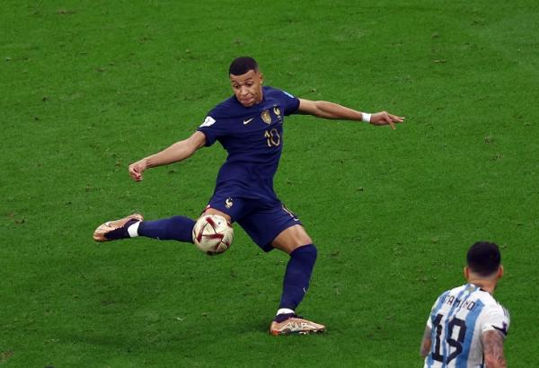 Mbappe Kylian Mbappe mencetak 2 gol dalam waktu dua menit ke gawang Argentina di Final Piala Dunia 2022. Dua gol itu membuat Prancis menyamakan kedudukan jadi 2-2 .(foto: REUTERS).