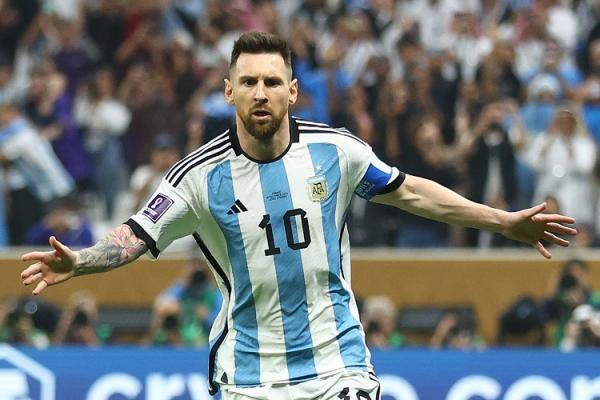 Lionel Messi membawa Argentina unggul 1-0 atas Prancis di final Piala Dunia 2022. Gol Messi dicetak menit 23 lewat titik putih. (foto: REUTERS)
