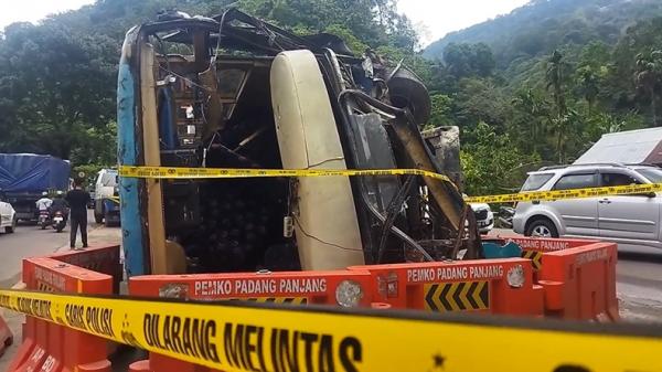 Kecelakaan bus unri Bus yang ditumpangi Mahasiswa Unri terlibat kecelakaan karambol di Padang Panjang, Sumbar, Senin (19/12/2022). Akibatnya 33 mahasiswa terluka (Agung Sulistyo/MNC Portal)