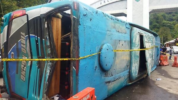 Bus yang ditumpangi Mahasiswa Unri terlibat kecelakaan karambol di Padang Panjang, Sumbar, Senin (19/12/2022).  Akibatnya 33 mahasiswa terluka (Agung Sulistyo/MNC Portal)
