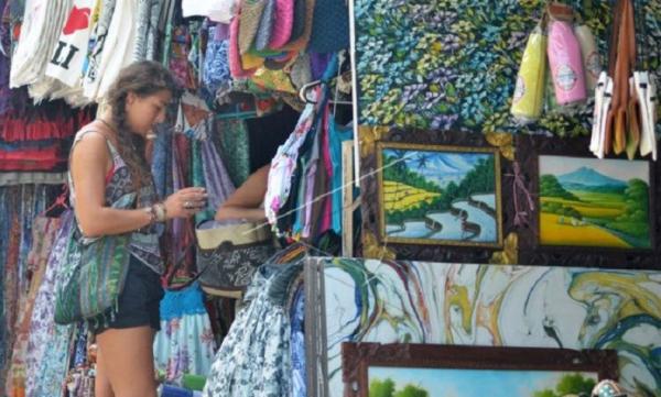 Pasar Seni Ubud Antara Wisatawan asing di Pasar Seni Ubud (Foto: ANTARA)