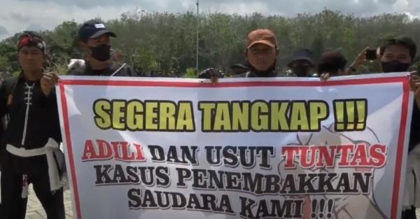 Pendekar silat se-Lampung mendesak Polres Tulang Bawang Barat menangkap pelaku penembakan rekannya, Senin (19/12/2022). (Foto: iNews TV/Ahmad Luthfi R)