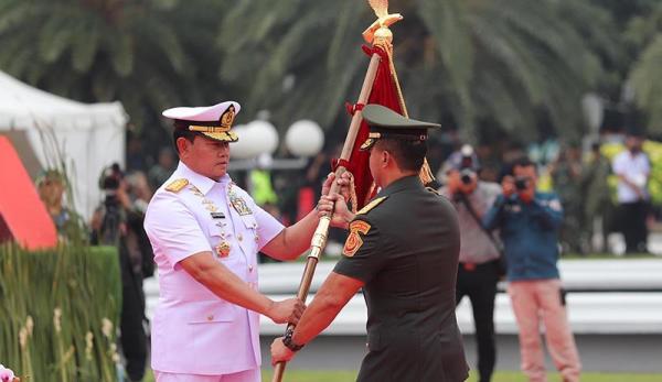 Laksamana Yudo Margono dan Jenderal Andika Perkasa menjalani upacara serah terima jabatan (Sertijab) Panglima TNI. (Foto: MPI).