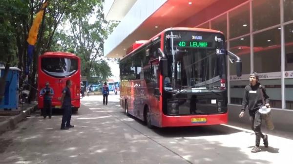 Bus listrik melayani rute Leuwipanjang-Dago. (FOTO: iNews/ERVAN DAVID)