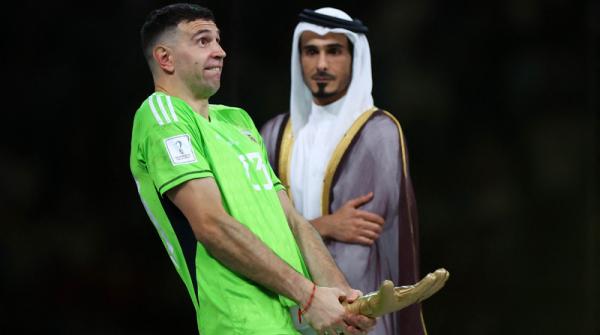 Emiliano Martinez Kiper Argentina, Emiliano Martinez dihujat gaegara selebrasi berbau mesum usai negaranya juara Piala Dunia 2022. (Foto: REUTERS/Hannah Mckay)