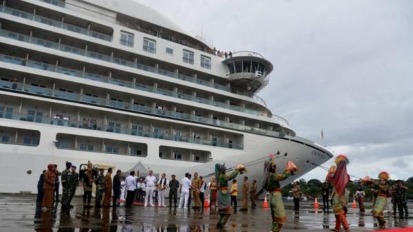 Kapal Pesiar di Sabang Aceh Kapal pesiar MV Seabourn Encore mengunjungi Pulau Sabang, Aceh. (Antara/Ampelsa)