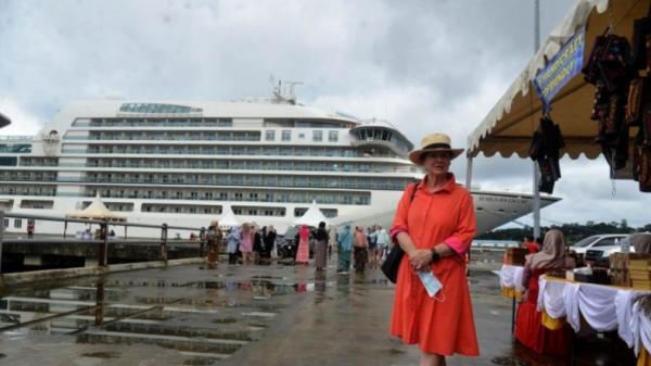 Kapal pesiar di Sabang Aceh-1 Kapal pesiar MV Seabourn Encore mengunjungi Pulau Sabang, Aceh. (Antara/Ampelsa)