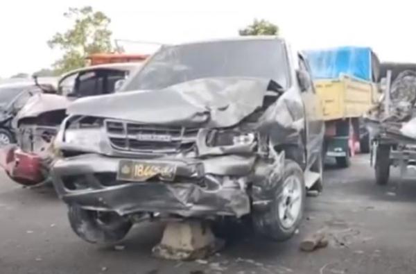 Mobil dinas polisi di Jombang ringsek setelah menabrak dua pemotor, Selasa (20/12/2022). Kecelakaan itu menewaskan seorang guru. (Foto: iNews TV/Mukhtar Bagus)