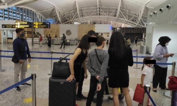Bule Moldova Deportasi Petugas Imigrasi mengantar 5 WNA Moldova yang dideportasi. (Foto: Kanwil Kemenkumham Bali)
