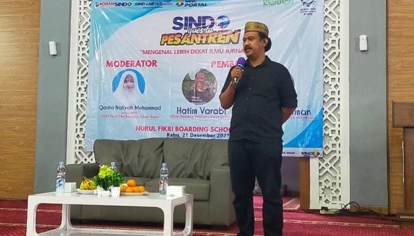 Pemred Sindonews Pemimpin Redaksi Sindonews Zen Teguh Triwobowo memberikan sambutan dalam acara Sindo Goes to Pesantren di Nurul Fikri Boarding School Bogor. (Foto MPI).