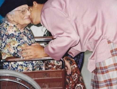 Anies Baswedan Dan Neneknya Anies Baswedan unggah foto bersama sang nenek di media sosialnya (Foto: Ist)