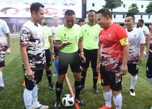 Jenderal Dudung Dan Raffi Ahmad Jenderal Dudung pimpin laga fun football dengan Raffi Ahmad cs (Foto: TNI AD)