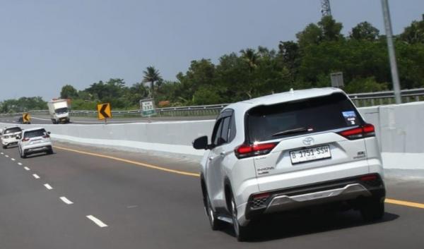 Kijang Innova Zenix 4